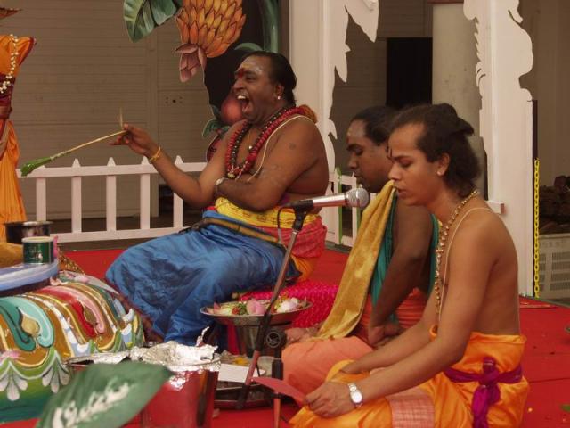 Buddhist ceremonie -  Sri Mariamman Temple, Singapore