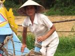 Boat woman Hoah - Song Huong River, Hué, Central Vietnam