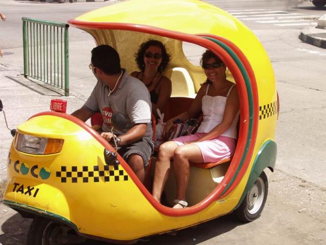 chicas taxi - Old Havana, Cuba