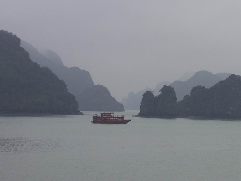 Dragon_Boat_between_limestone_islets_Halong_Bay_Gulf_of_Tonkin_Northeast_Vietnam.jpg
