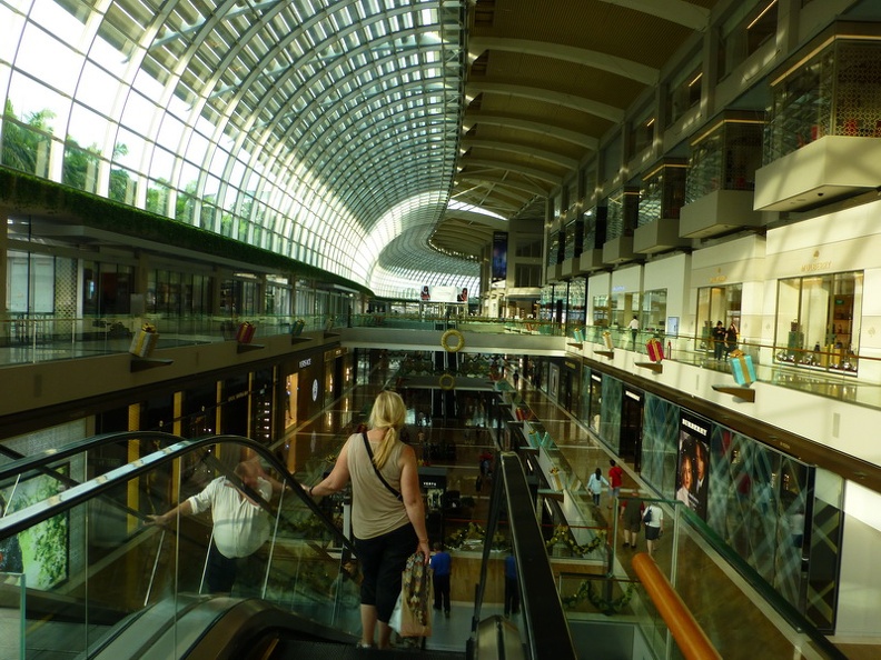Long_distance_walking_-_Shopping_Center_Marina_Bay_Sands_Singapore.JPG