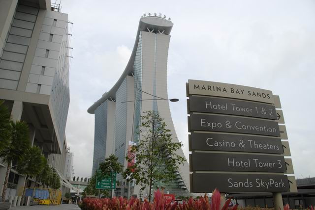 Bayfront_Avenue_Marina_Bay_Sands_Hotel_Singapore.jpg